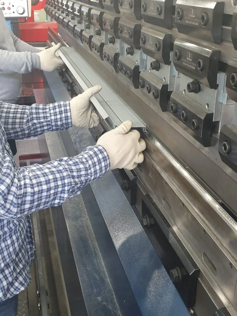 창호 프레임 절곡 작업